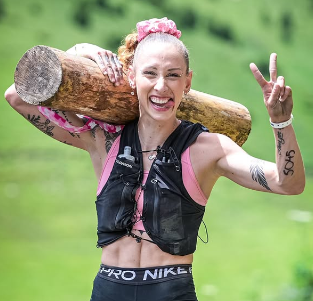 Bérénice Tabourel en train de porter un tronc d'arbre