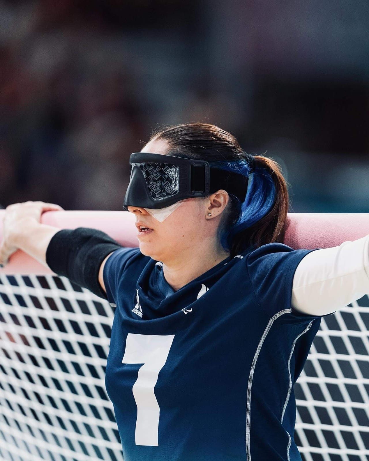 Gwendoline Matos qui s'accroche au but lors d'un match de goalball